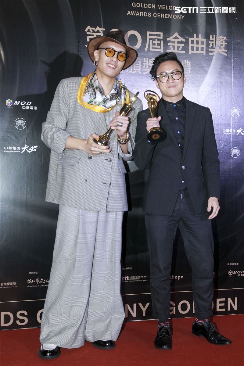 第30屆金曲獎獲得最佳單曲製作人獎余佳倫、黃宣。（記者邱榮吉、林士傑/攝影）