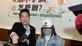 加熱式菸品定義  立委籲3個月內完整釐清民進黨立委何志偉（左）5日陪同陳情民眾在立法院召開記者會，說明有多位民眾從國外攜帶自用的加熱式菸品，屢遭海關違法扣押；問海關扣押加熱菸是否於法有據，並要求衛生福利部在3個月內定義加熱菸屬於何種商品等事項。中央社記者施宗暉攝  108年7月5日