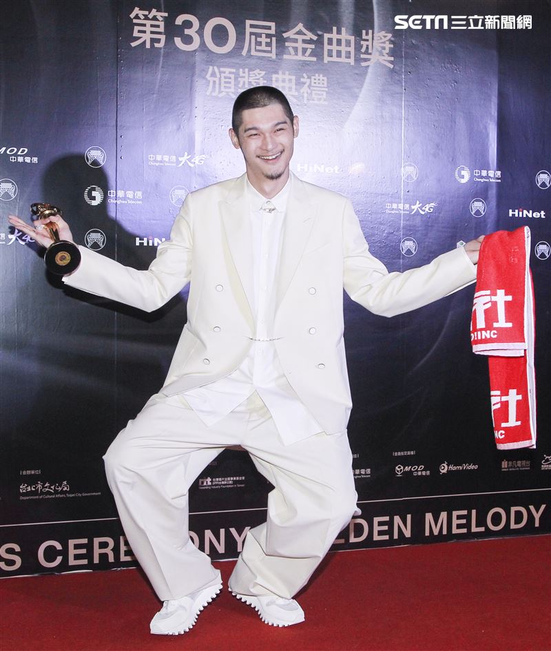 第30屆金曲獎獲得最佳國語男歌手獎Leo王。（記者邱榮吉、林士傑/攝影）
