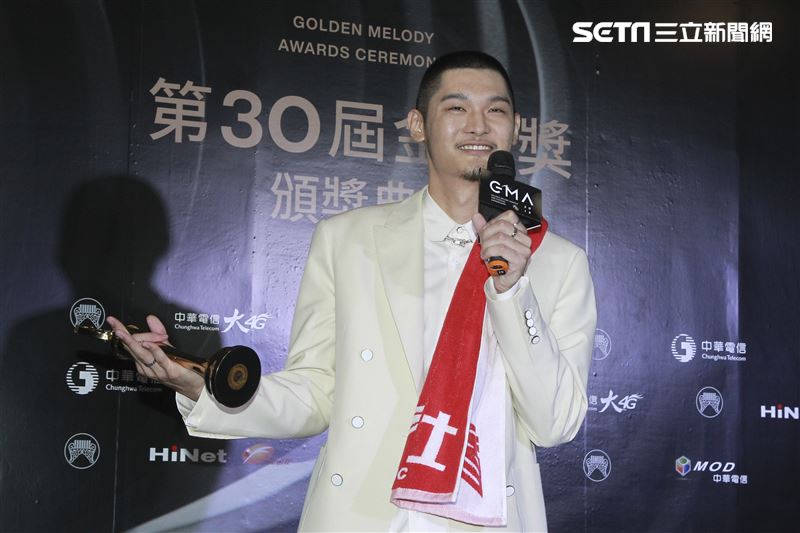 第30屆金曲獎獲得最佳國語男歌手獎Leo王。（記者邱榮吉、林士傑/攝影）