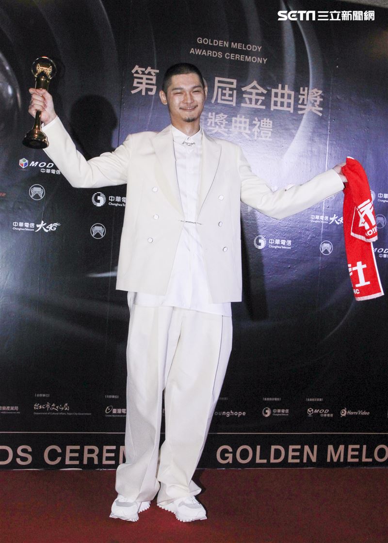 第30屆金曲獎獲得最佳國語男歌手獎Leo王。（記者邱榮吉、林士傑/攝影）