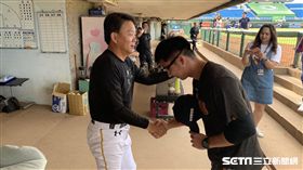 統一獅代理總教練劉育辰（右）與洪一中總教練打招呼。（圖／記者王怡翔攝影）