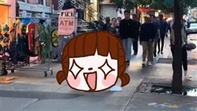 美國,街頭,亞洲,膝蓋,女友,騎士,講電話,跪算盤,騎士精神,擋路,情侶, 圖／翻攝自臉書