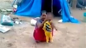 虐童,印度,媽媽,壓制,折手,重摔,哭鬧,吵鬧,母親,憤怒　圖／翻攝自臉書