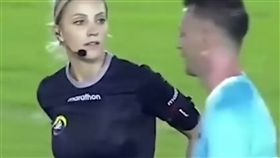 厄瓜多,足球,巴西,正妹,擦汗,舉牌,警告,裁判,正妹,運動　圖／翻攝自推特