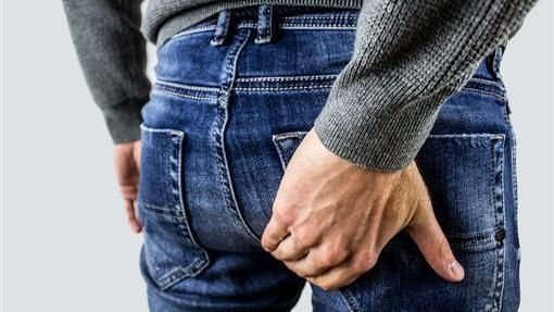 人夫車震小三被抓包！她辯痔瘡剛開刀