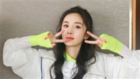 楊冪少女感照片曝光。（圖／楊冪工作室微博）