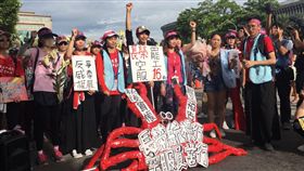 長榮罷工　工會代表林昱嘉哭　台北賓館前聯訪　空姐苦行