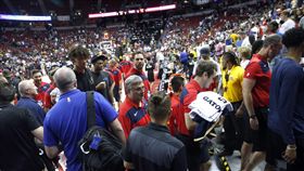 ▲NBA夏季聯盟在地震後疏散球迷。（圖／美聯社／達志影像）