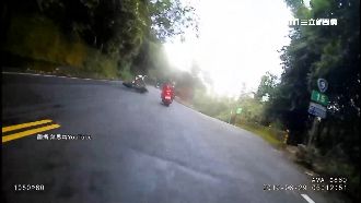 重機北宜跑山　疑路滑輪胎打滑摔飛