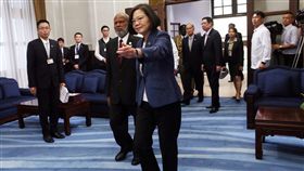 (16:9)蔡總統會晤貝里斯總督楊可為為慶祝台灣與中美洲友邦貝里斯建交30週年，總統蔡英文（中右）2日在總統府會晤貝里斯總督楊可為（His Excellency Sir Colville Young）（中左）。中央社記者鄭傑文攝　108年7月2日