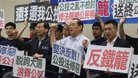 國民黨反鐵籠公投記者會（1）國民黨副主席曾永權（前中）26日在國民黨立法院黨團總召曾銘宗（前左）與政策會執行長江啟臣（前右）的陪同下，召開「反鐵籠公投案」記者會，呼籲民眾7月7日一起上凱道爭取公投權利。中央社記者徐肇昌攝  108年6月26日