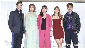 伊林娛樂副董事長陳婉若在比賽前，與藝人蔡淑臻、安妮、張雁名、陳信維，璀璨之星選拔