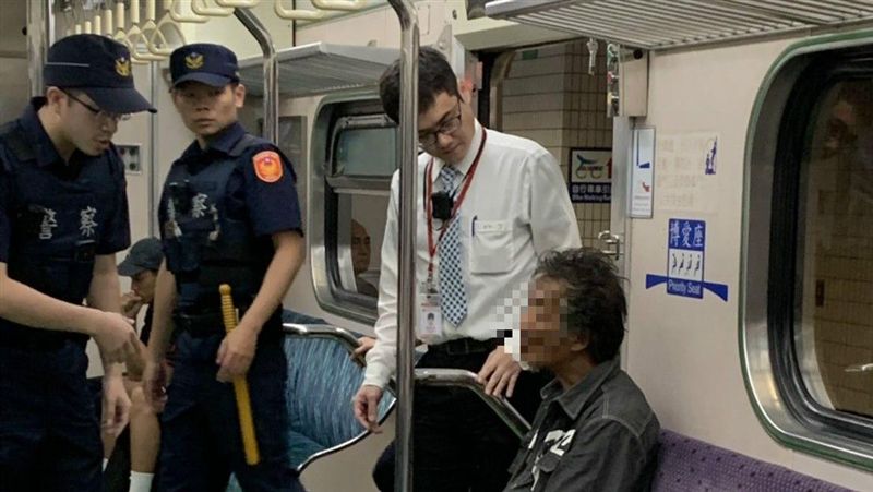 又有逃票？男買半票被逮遭警團團圍住