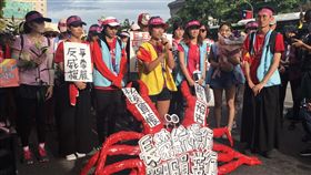 長榮罷工　工會代表林昱嘉哭　台北賓館前聯訪　空姐苦行