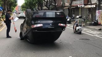 揉眼出「撞」況！男單眼開車下秒翻