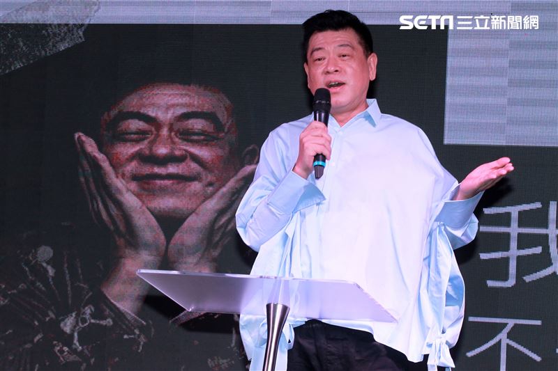 孫德榮身體狀況多寫下自傳，讓很多年輕一輩的人了解他，也算是為自己做紀錄。（記者邱榮吉/攝影）