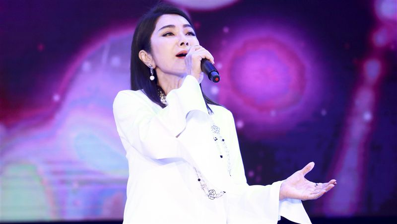 美到窒息！陳美鳳辣露逆天雪白神腿