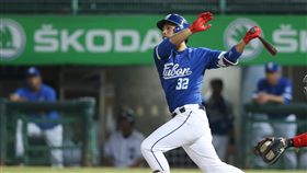 富邦悍將高孝儀2分砲（1）中華職棒1日在桃園棒球場進行Lamigo桃猿隊與富邦悍將隊的賽事，8局上富邦悍將高孝儀（圖）敲出左外野方向兩分打點全壘打。中央社記者張新偉攝　106年10月1日