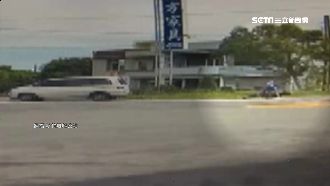 右轉車視線死角　機車急煞翹孤輪慘摔