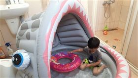 泳池,充氣,母親,狂吹,爆廢公社　圖／翻攝自臉書爆廢公社