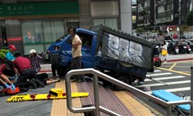 台北,大安,貨車,撿手機,過失致死,夫妻。翻攝畫面