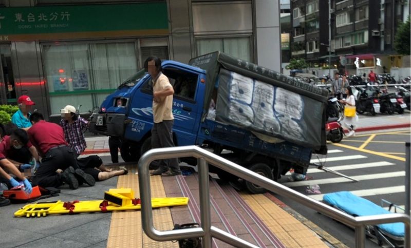 夫妻泡湯完返家　妻遭撿手機司機撞死