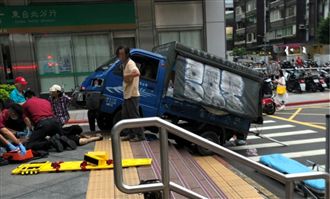 夫妻泡湯完返家　妻遭撿手機司機撞死