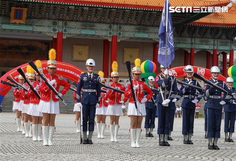 台北市莊敬高職獲得國防部第三屆全國高級中等學校儀隊競賽決賽冠軍。（記者邱榮吉/攝影）