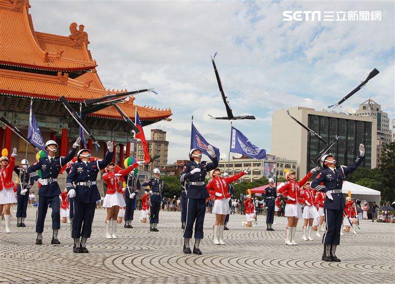 台北市莊敬高職獲得國防部第三屆全國高級中等學校儀隊競賽決賽冠軍。（記者邱榮吉/攝影）