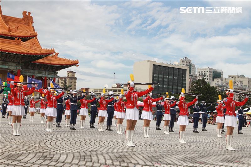 台北市莊敬高職獲得國防部第三屆全國高級中等學校儀隊競賽決賽冠軍。（記者邱榮吉/攝影）