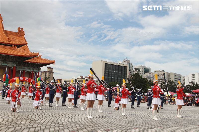 台北市莊敬高職獲得國防部第三屆全國高級中等學校儀隊競賽決賽冠軍。（記者邱榮吉/攝影）