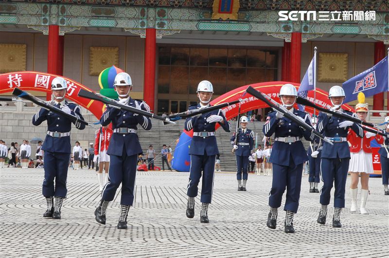 台北市莊敬高職獲得國防部第三屆全國高級中等學校儀隊競賽決賽冠軍。（記者邱榮吉/攝影）