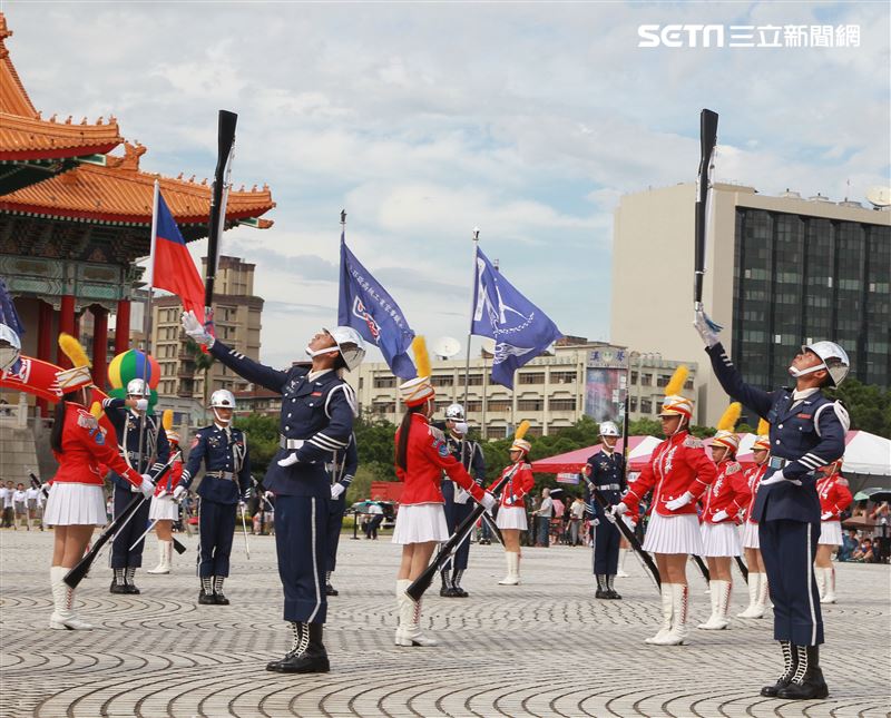 台北市莊敬高職獲得國防部第三屆全國高級中等學校儀隊競賽決賽冠軍。（記者邱榮吉/攝影）