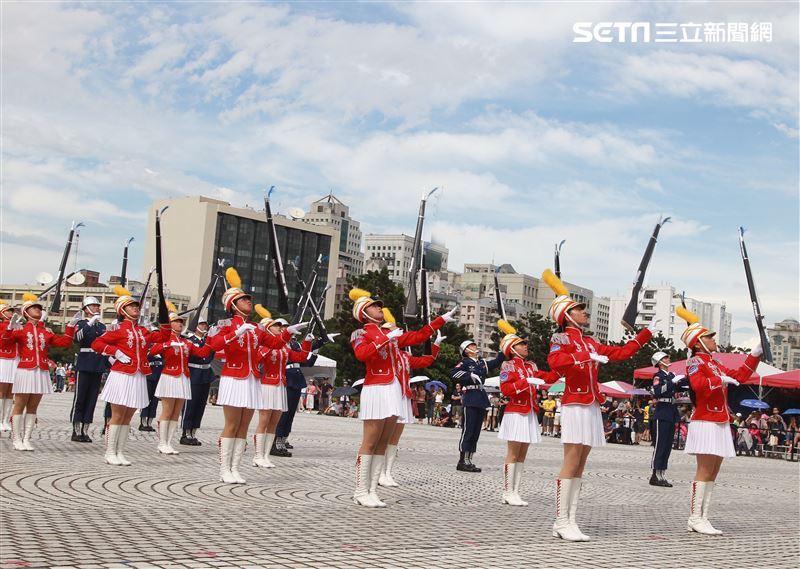 台北市莊敬高職獲得國防部第三屆全國高級中等學校儀隊競賽決賽冠軍。（記者邱榮吉/攝影）