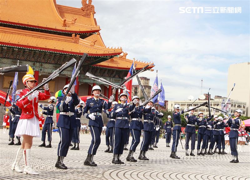 台北市莊敬高職獲得國防部第三屆全國高級中等學校儀隊競賽決賽冠軍。（記者邱榮吉/攝影）