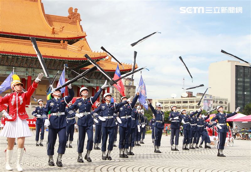 台北市莊敬高職獲得國防部第三屆全國高級中等學校儀隊競賽決賽冠軍。（記者邱榮吉/攝影）