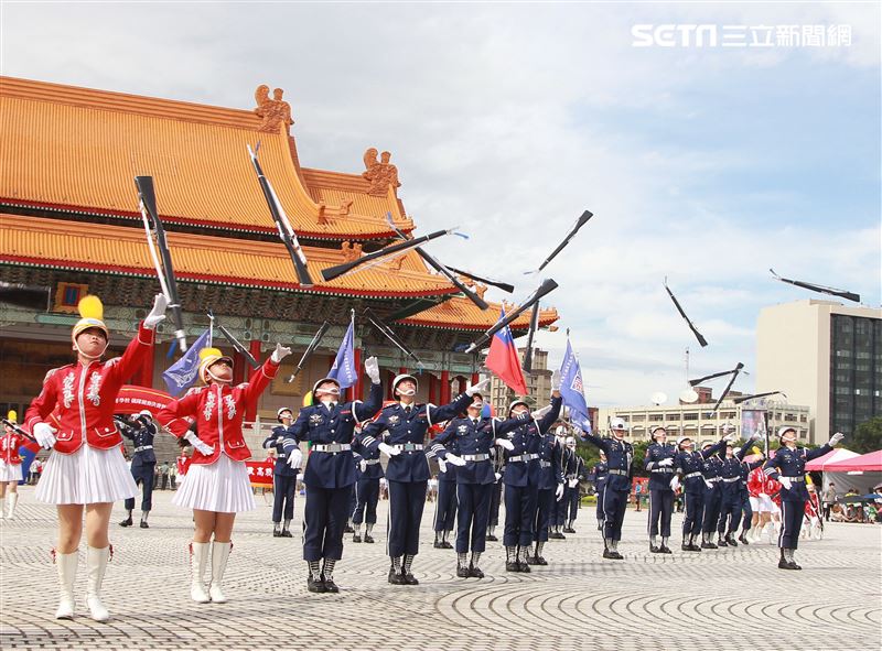 台北市莊敬高職獲得國防部第三屆全國高級中等學校儀隊競賽決賽冠軍。（記者邱榮吉/攝影）