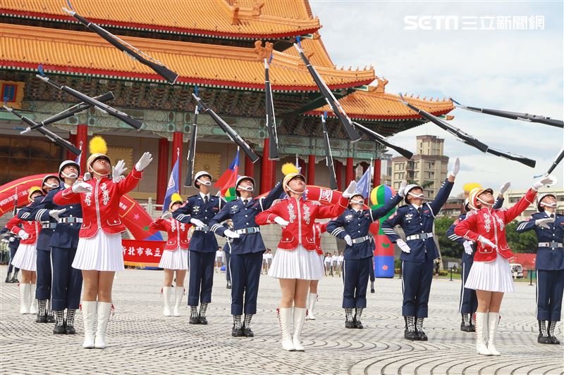 台北市莊敬高職獲得國防部第三屆全國高級中等學校儀隊競賽決賽冠軍。（記者邱榮吉/攝影）