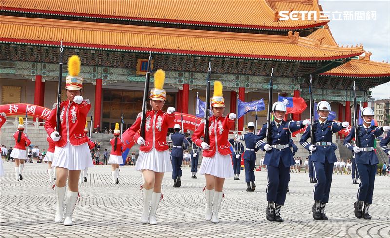 台北市莊敬高職獲得國防部第三屆全國高級中等學校儀隊競賽決賽冠軍。（記者邱榮吉/攝影）