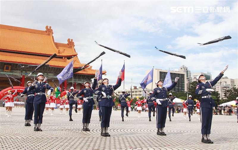 台北市莊敬高職獲得國防部第三屆全國高級中等學校儀隊競賽決賽冠軍。（記者邱榮吉/攝影）