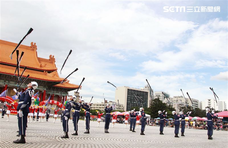 台北市莊敬高職獲得國防部第三屆全國高級中等學校儀隊競賽決賽冠軍。（記者邱榮吉/攝影）