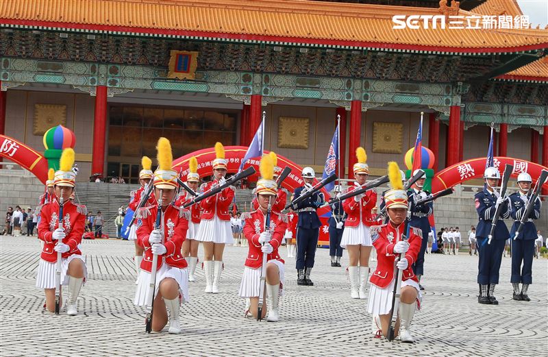 台北市莊敬高職獲得國防部第三屆全國高級中等學校儀隊競賽決賽冠軍。（記者邱榮吉/攝影）