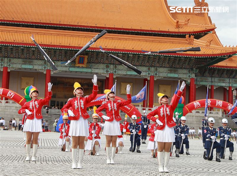 台北市莊敬高職獲得國防部第三屆全國高級中等學校儀隊競賽決賽冠軍。（記者邱榮吉/攝影）