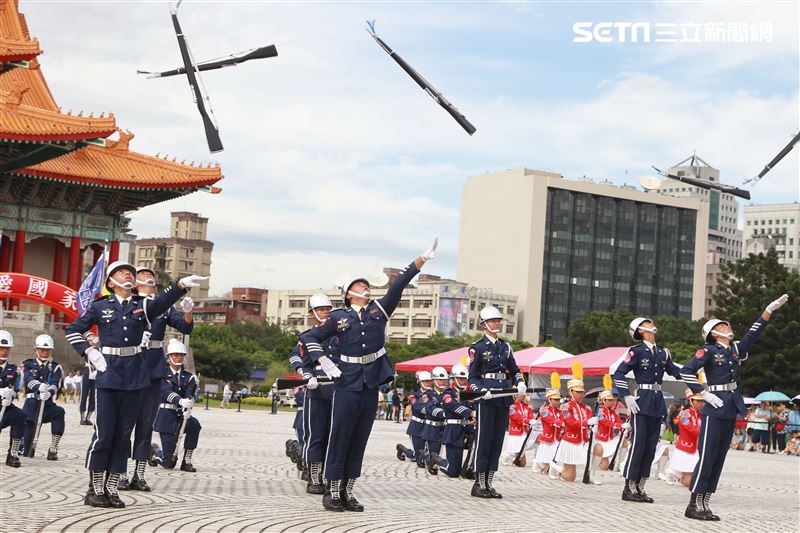 台北市莊敬高職獲得國防部第三屆全國高級中等學校儀隊競賽決賽冠軍。（記者邱榮吉/攝影）