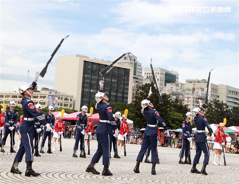台北市莊敬高職獲得國防部第三屆全國高級中等學校儀隊競賽決賽冠軍。（記者邱榮吉/攝影）
