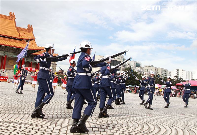台北市莊敬高職獲得國防部第三屆全國高級中等學校儀隊競賽決賽冠軍。（記者邱榮吉/攝影）