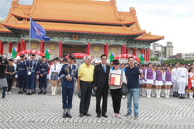 台北市莊敬高職獲得國防部第三屆全國高級中等學校儀隊競賽決賽冠軍。（記者邱榮吉/攝影）