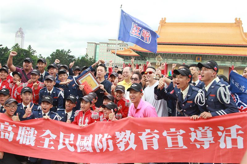 台北市莊敬高職獲得國防部第三屆全國高級中等學校儀隊競賽決賽冠軍。（記者邱榮吉/攝影）