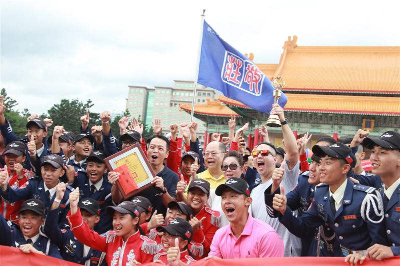 台北市莊敬高職獲得國防部第三屆全國高級中等學校儀隊競賽決賽冠軍。（記者邱榮吉/攝影）